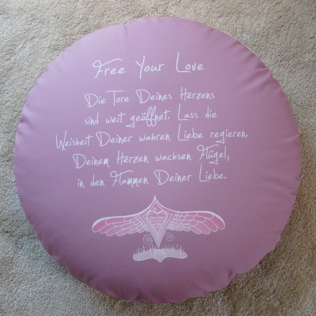 P 1 7 0 170 Free Your Love Pouf